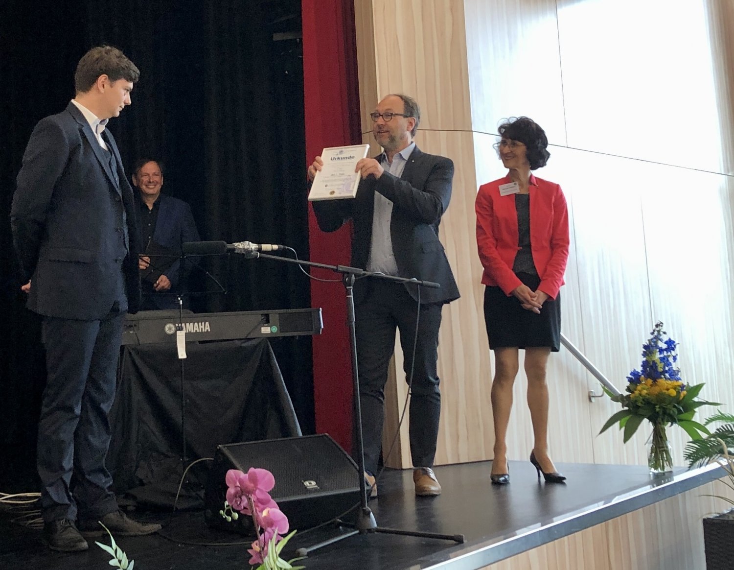v.l.n.r.: Bariton Maximilian Schwarzacher, Dr. Stephan Schwarzacher (Klavier), Lars Keitel, Lions-Kabinettsbeauftragter für Kunst und Kultur, Professor Dr. Karin Metzler-Müller, Lions Club Main-Kinzig Interkontinental