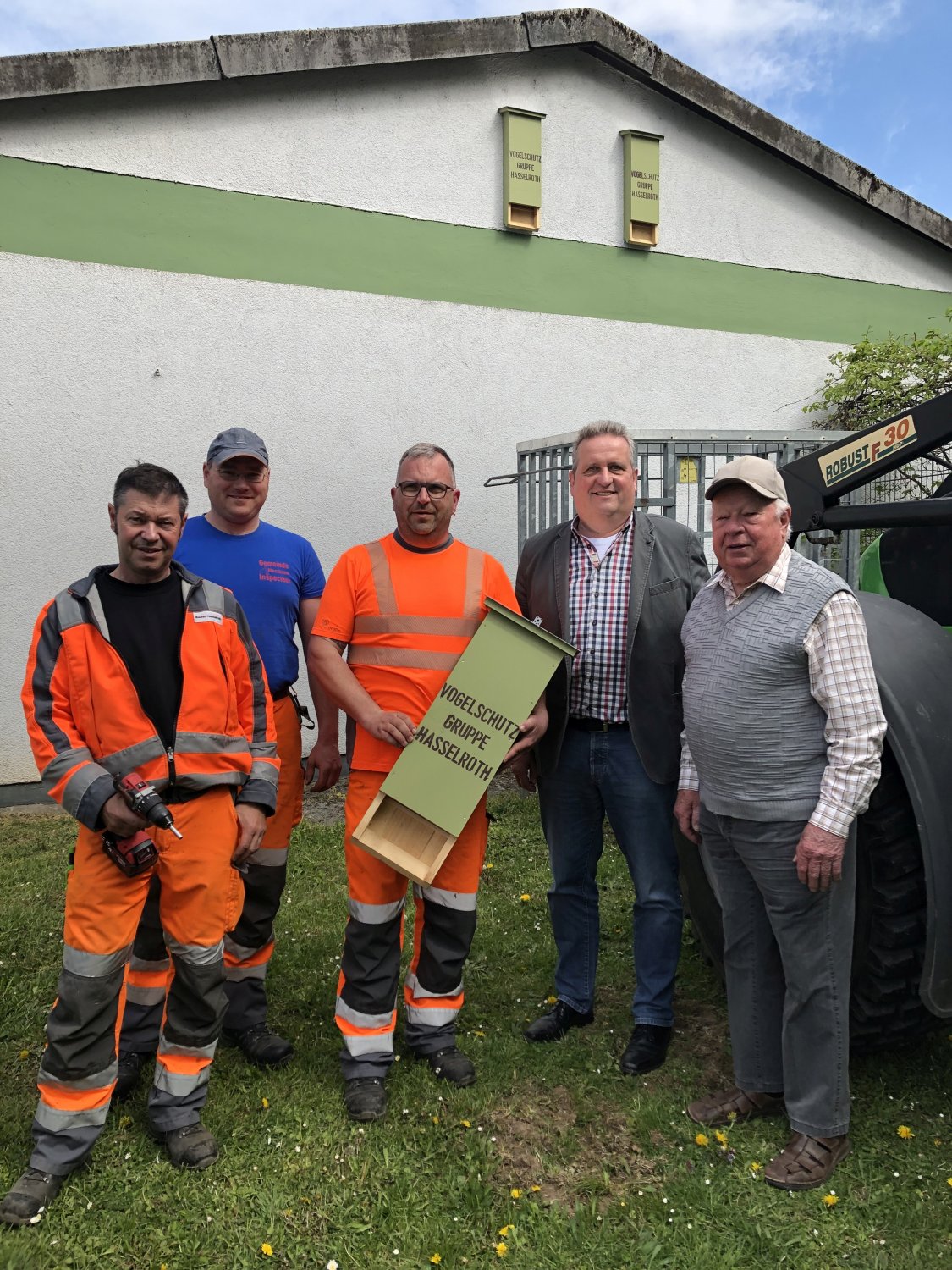 Bauhofmitarbeiter Ralf Riedel, Denis Böttge, Vorarbeiter Thorsten Frieske mit Bürgermeister Matthias Pfeifer und Karl-Heinz Herr