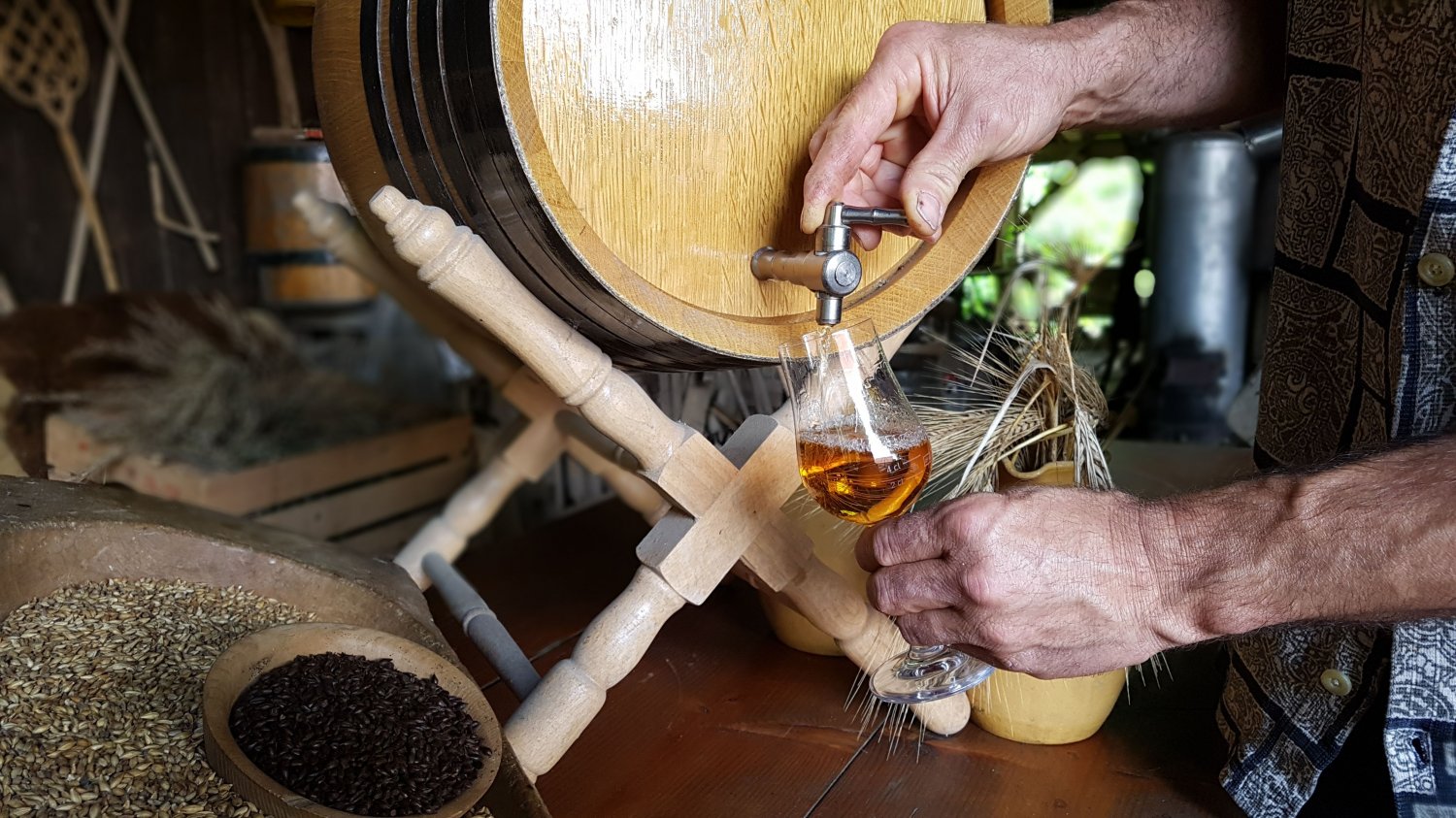 Der auf der Burg in einem kleinen Faß gereifte Käpt'n Kretschmanns Fine Rum wird in Faßstärke abgefüllt. 
