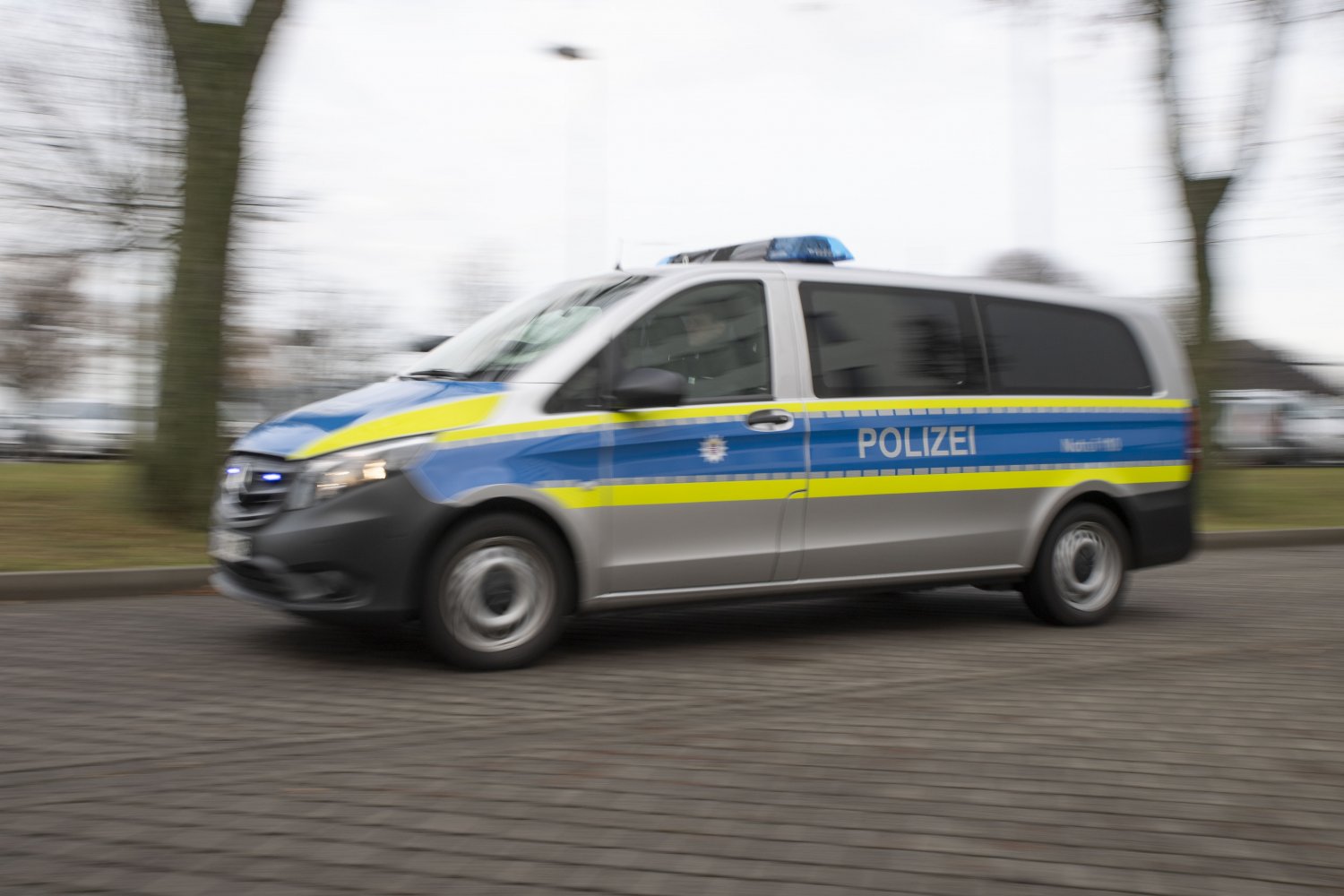 Die Polizei sucht eine 20-jährige Geldabholerin