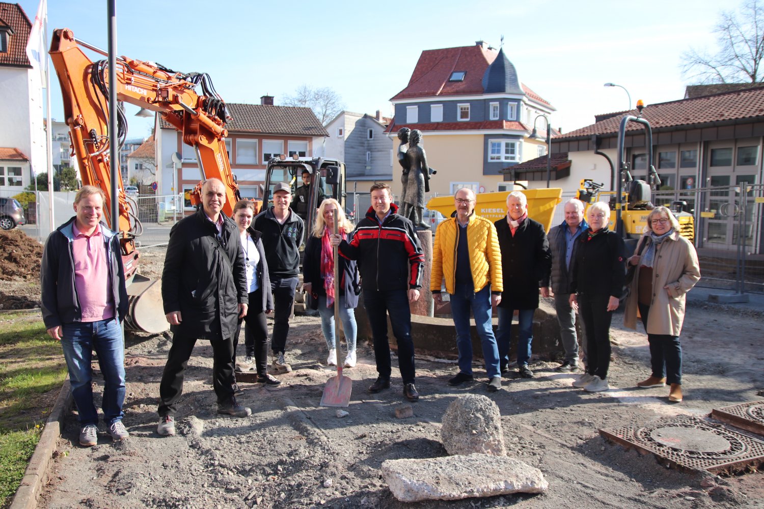 Bürgermeister Matthias Möller (Mitte) beim offiziellen ersten Spatenstich vor der Stadthalle zusammen mit Vertretern aus Verwaltung, Kommunalpolitik und der ausführenden Firma.