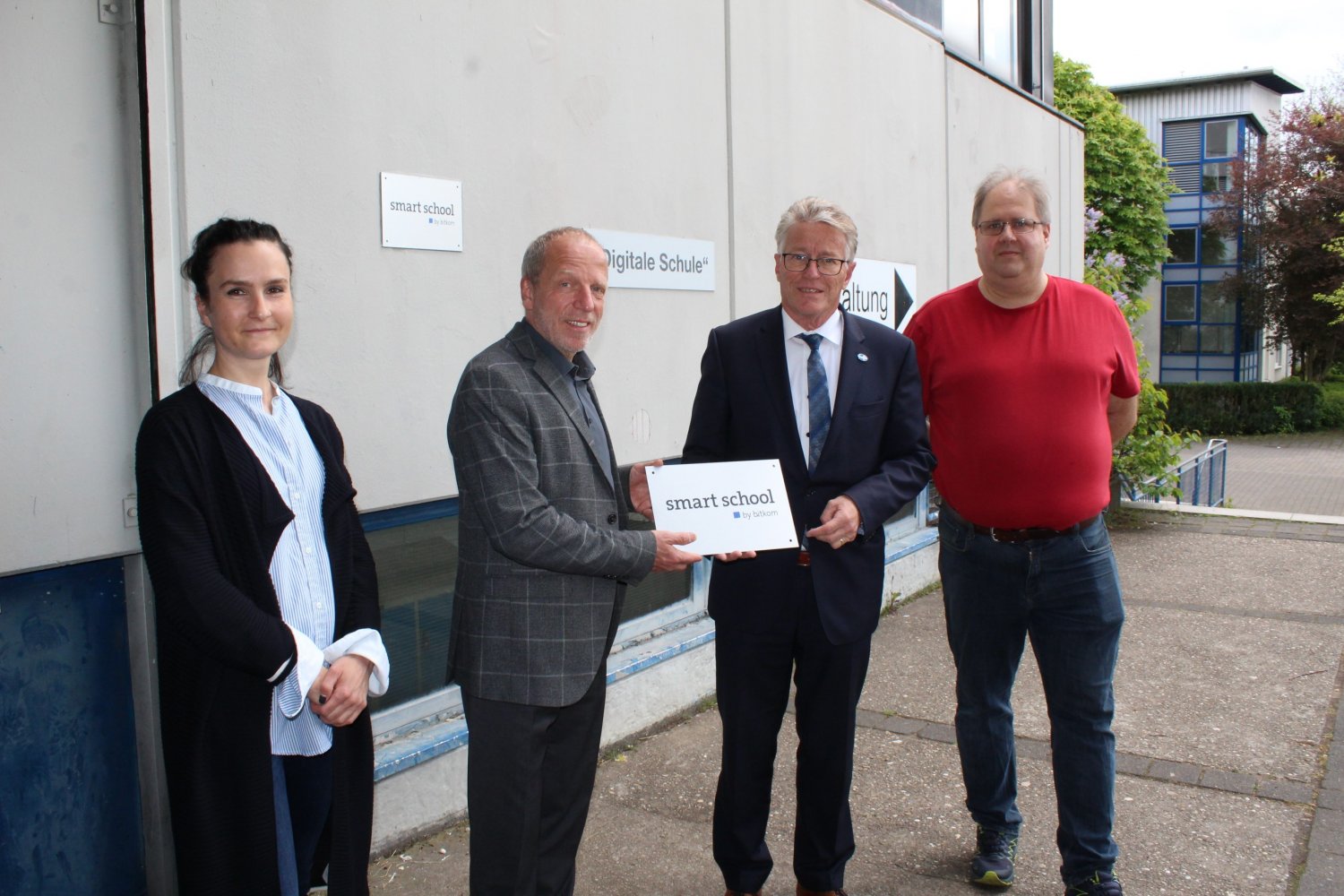 Schuldezernent Winfried Ottmann (Zweiter von rechts) bei seinem Besuch an der Albert-Einstein-Schule im Beisein von Saskia Heber (kommissarische stellvertretende Schulleiterin), Schulleiter Claus Wörn und Stefan Jäger (Elternbeirat, von links).