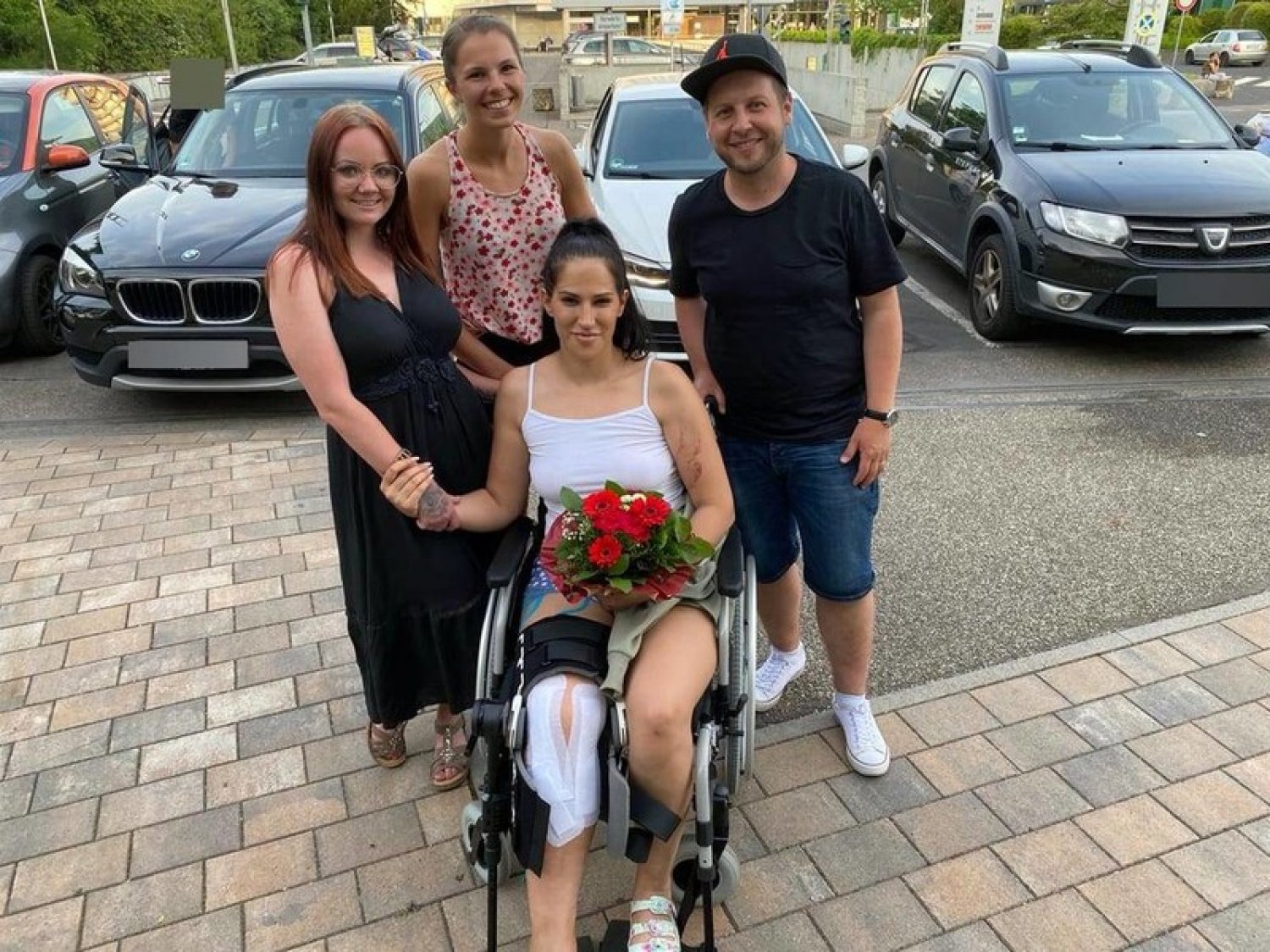Gemeinsam besuchten Michelle und weitere Ersthelfer die junge Frau einige Tage später im Krankenhaus