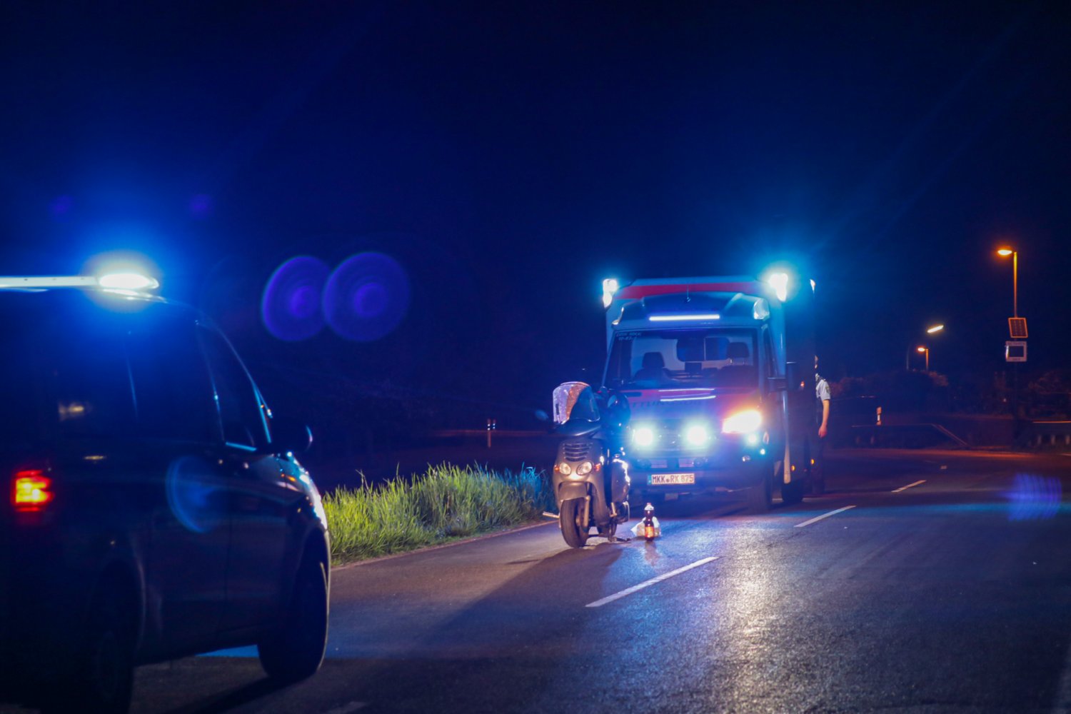Auf der K 895 ist am Montagabend gegen 22 Uhr zwischen Eidengesäß und Geislitz ein Rollerfahrer tödlich verunglückt.