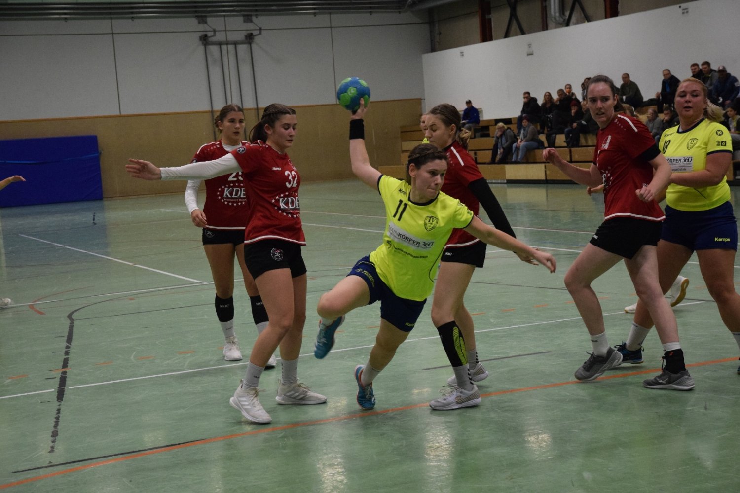 Kreisläuferin Jessica Pinne (hier beim Wurf im Heimspiel gegen die HSG Rodgau Nieder-Roden) und ihre Mannschaftskameradinnen würden sich über zahlreiche Unterstützung im Spitzenspiel gegen TGB Darmstadt freuen.
