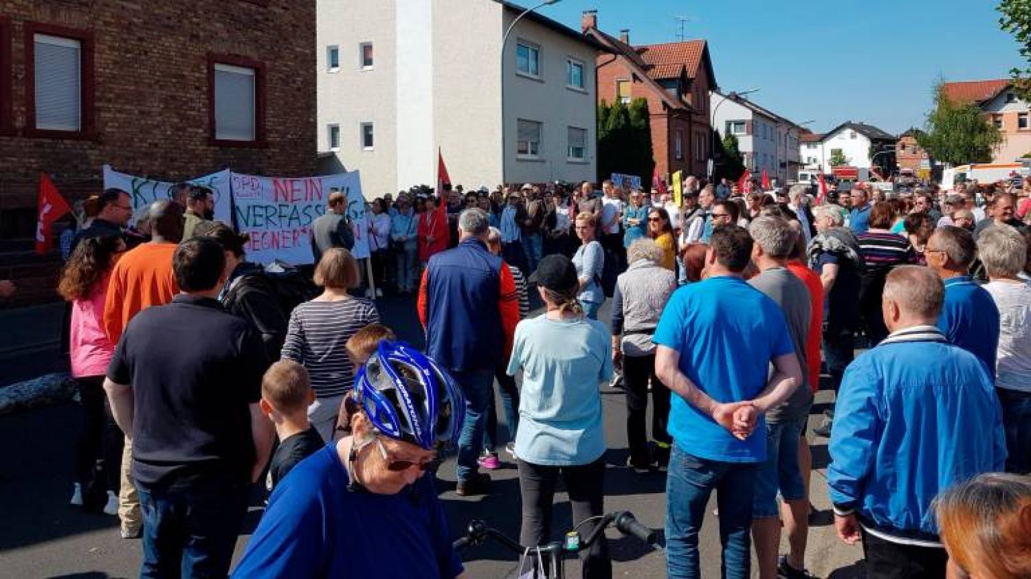 Mehr als 200 Menschen demonstrierten auf der Bahnhofstraße gegen die Errichtung eines Szene-Treffs für Reichsbürger.
