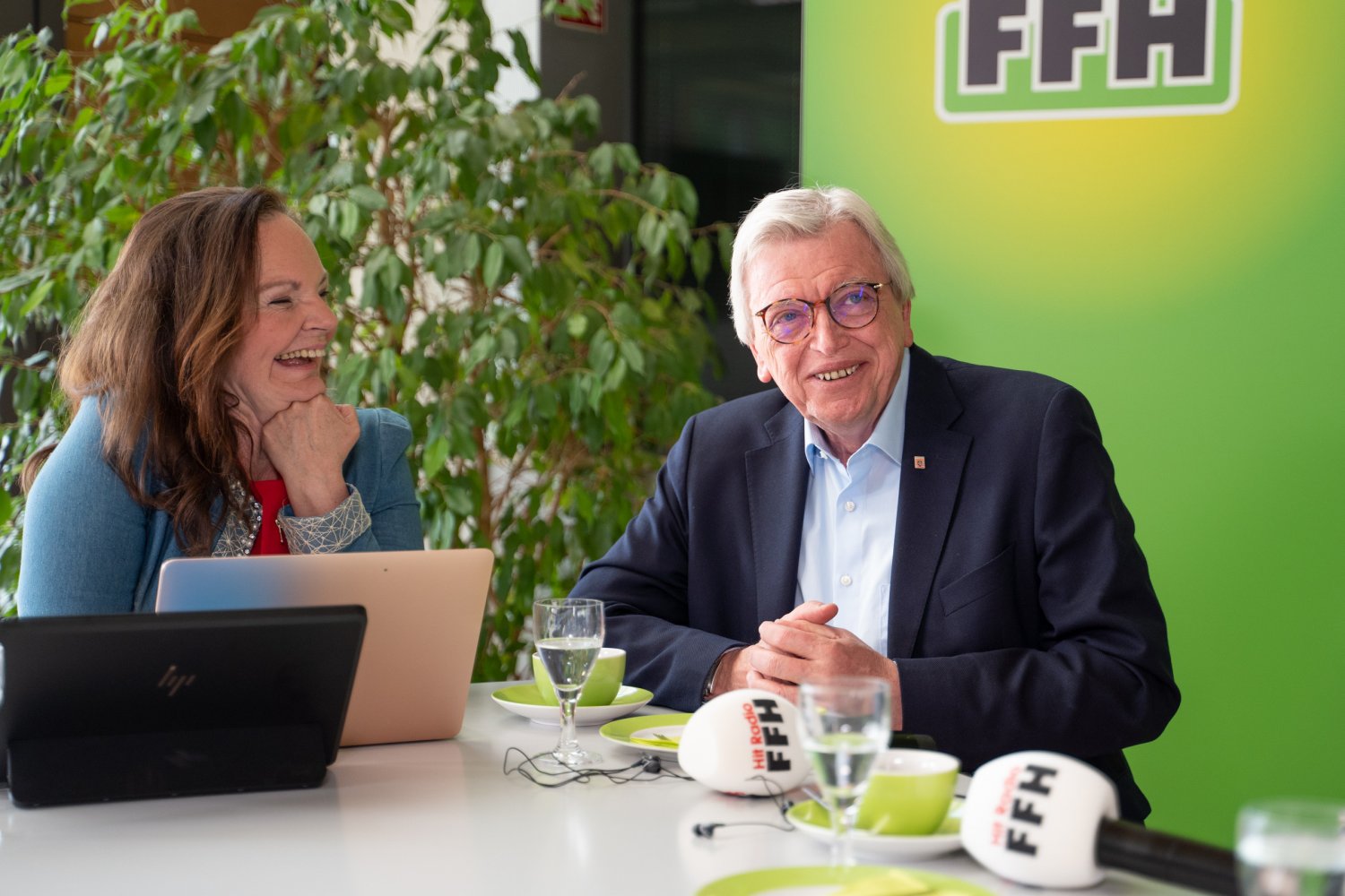Noch-MP Volker Bouffier mit Moderatorin Silvia Stenger...