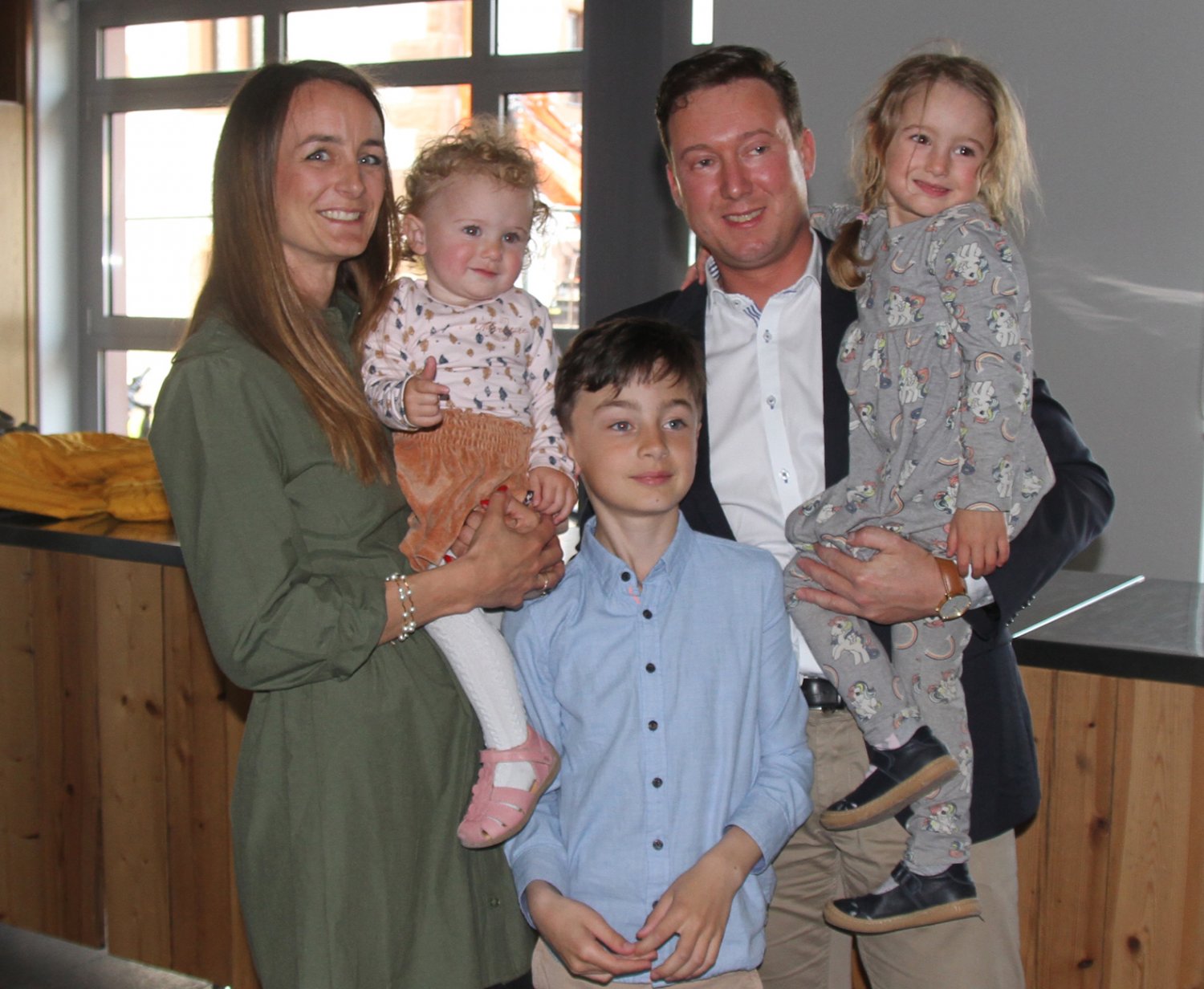 Bürgermeister Matthias Möller freut sich mit Ehefrau Anna und den Kindern Flora Marie (1), Maresa (3) und Laurin (8) über das gute Wahlergebnis.