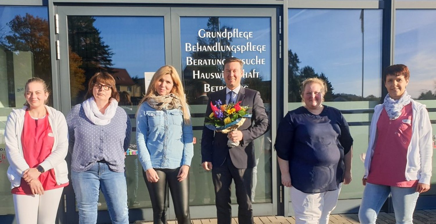 Matthias Möller im Kreise einiger Pflegedienst-Mitarbeiterinnen.