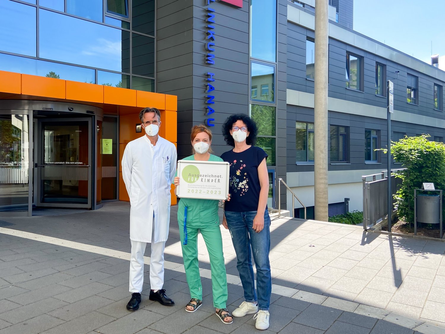 Chefarzt der Klinik für Kinder- und Jugendmedizin, Dr. med. Winfried Krill, Janette Michalski, Gesundheits- und Kinderkrankenpflegerin in der Kinderklinik, und Cornelia Urbach, pflegerische Bereichsleitung der neonatologischen Intensivstation.