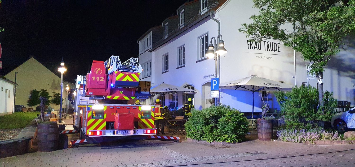 Am Dienstag gegen 3:30 Uhr sind die Berufsfeuerwehr Hanau sowie die Stadtteilwehr Hanau-Mitte zu einem Feuer in der Gaststätte Frau Trude alarmiert worden.