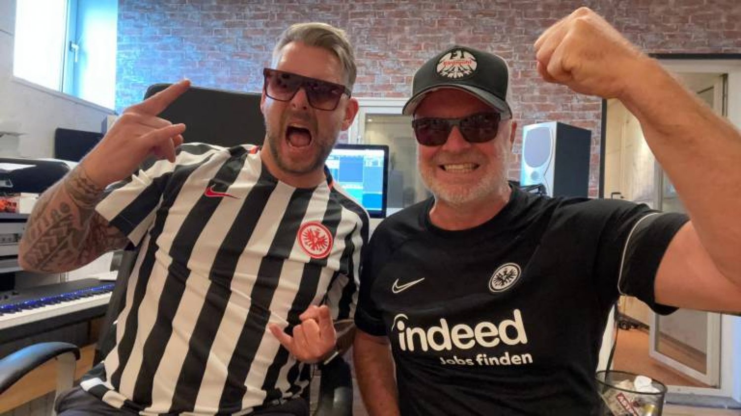 Gute Stimmung vor dem Spiel: Heiko Schmidt alias Tofino und der Hain-Gründauer Andy Fischer (rechts).