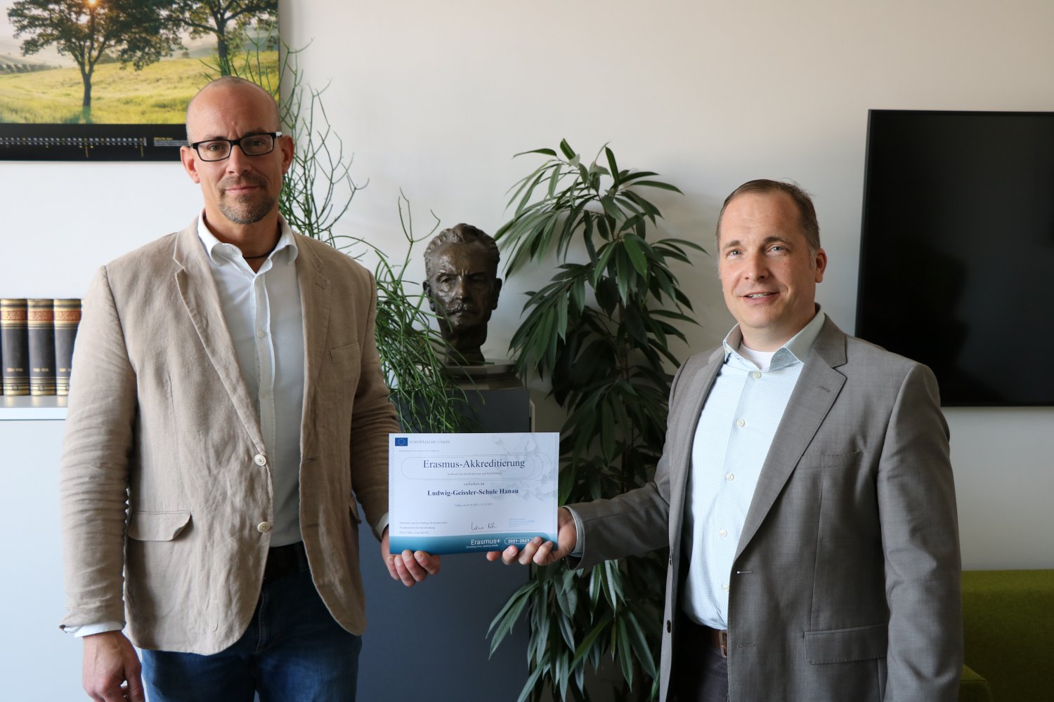 Der Schulleiter der Ludwig-Geißler-Schule, Christof Glaser (r.i.B.), und sein Kollege Chris-toph Kaiser freuen sich über den Bewilligungsbescheid für Erasmus+ von der Nationalen Agentur Bildung für Europa beim Bundesinstitut für Berufsbildung.