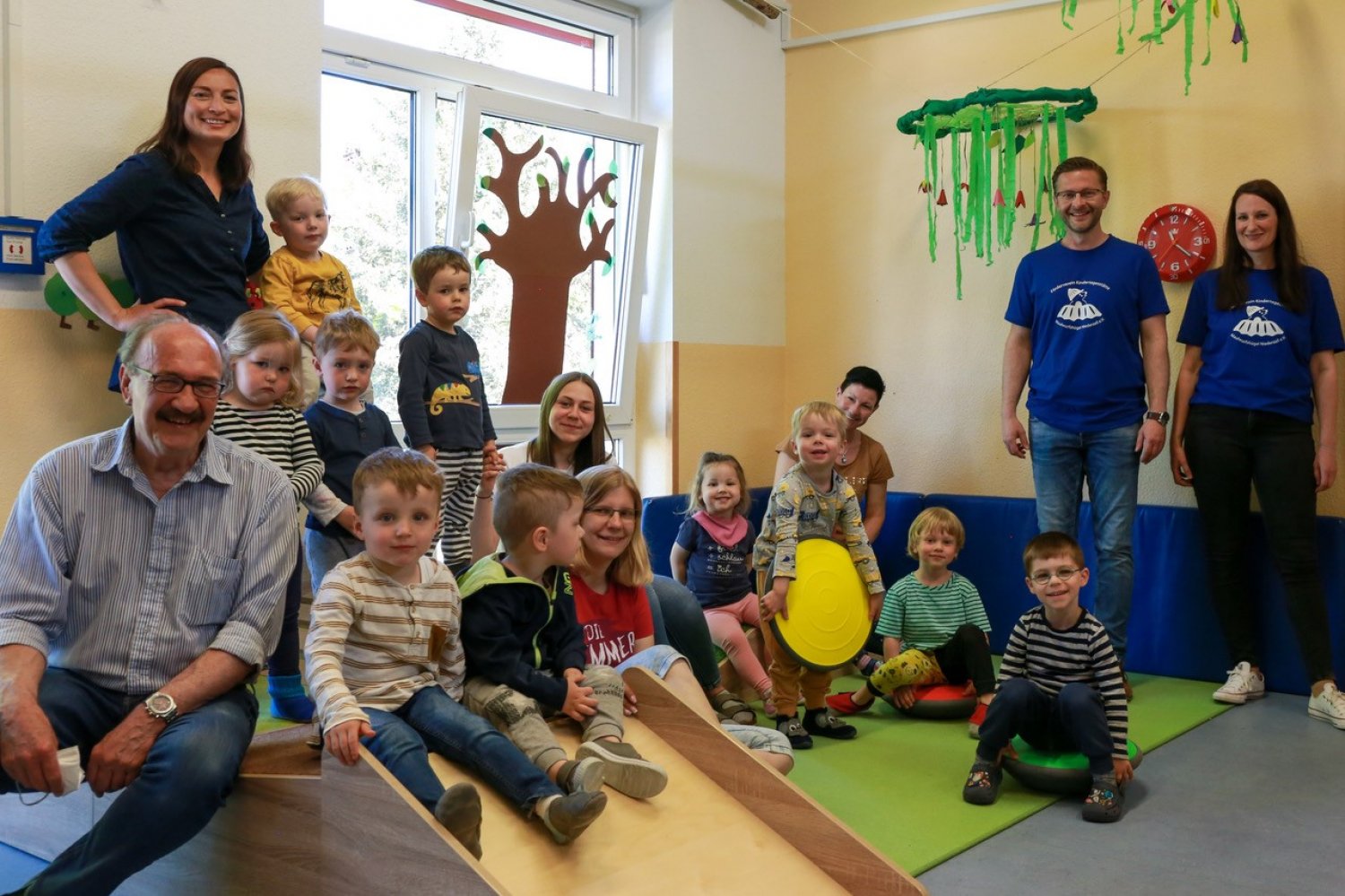 Drei Balance-Kissen und ein toller Bewegungsparcours aus Holz: Das sind die jüngsten Errungenschaften der Kita Maulwurfshügel.