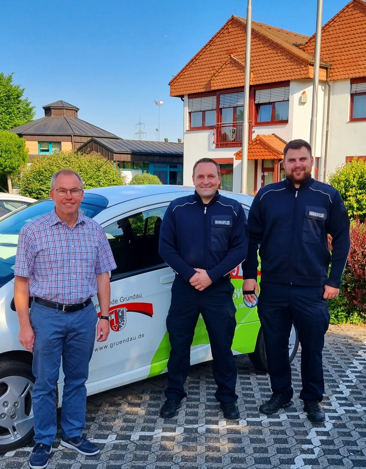 Bürgermeister Gerald Helfrich bei der Vorstellung der beiden Gründauer Ordnungspolizisten Daniel Firle (Mitte) und Dominik Jacob (rechts).