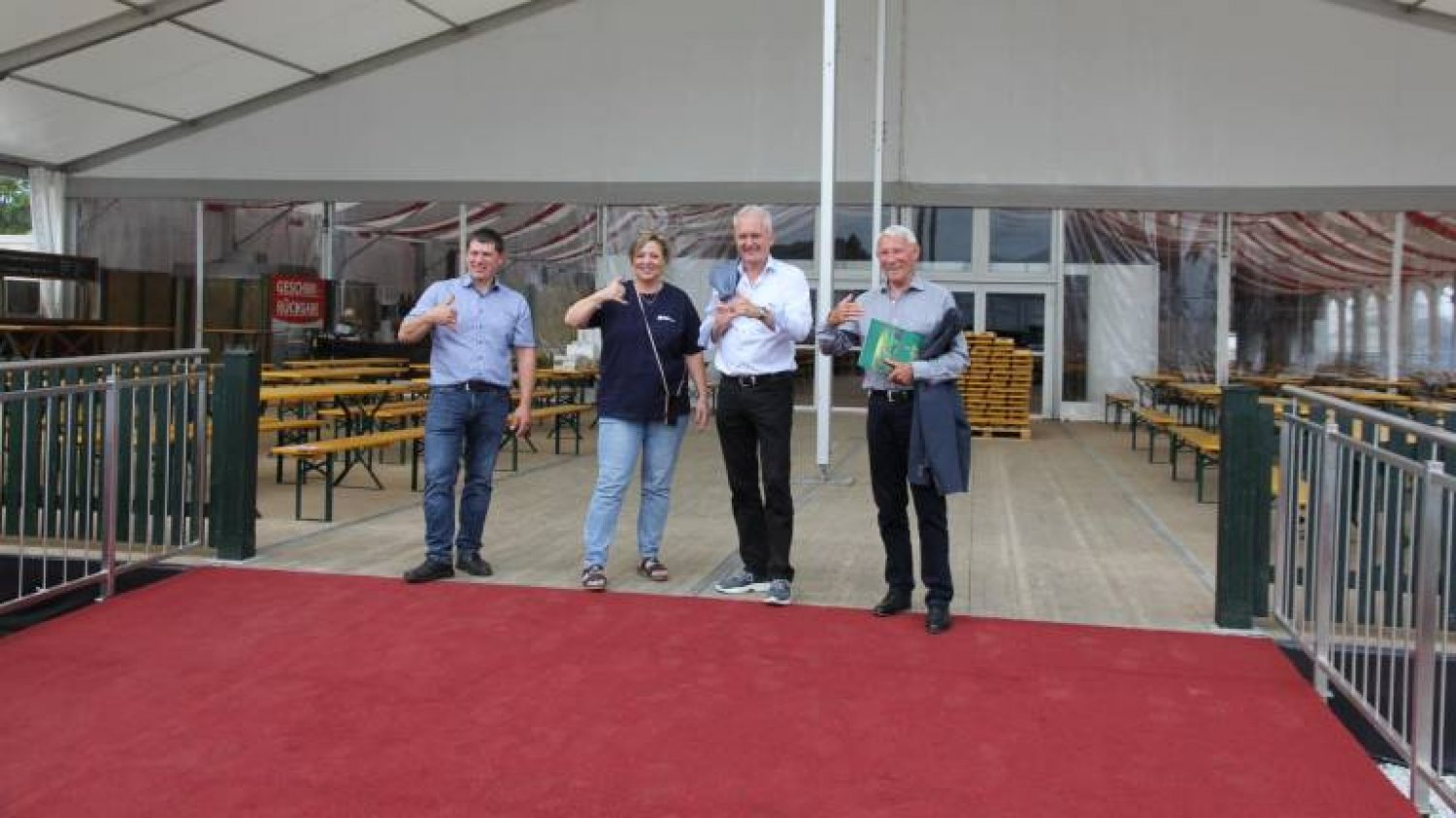 Freuen sich auf das erste Bier in der neuen, luftig-hellen Festhalle (von links): Mark Trageser, Vorsitzender des Kreisbauernverbands, Messe-Geschäftsführerin Ute Metzler, Bürgermeister Andreas Weiher und Messe-Aufsichtsratsmitglied Dieter Haupt.