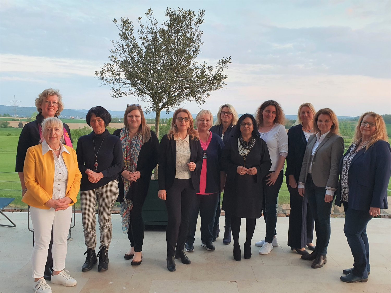 Elfriede Günther, Monika Klosson, Marianne Becker, Ulrike Hübner, Dr. Raluca Rossi, Carola Gärtner, Helga Schmidt, Srita Heide, Karina Reul, Christine Georg, Gabriele Stenger, Petra Schneider (v.li.).
