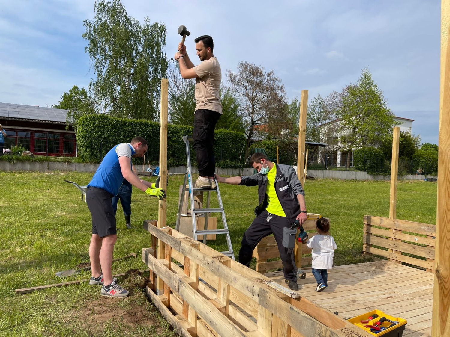Aus Europaletten bauten die Väter eine Kinderküche inklusive Bedachung. 