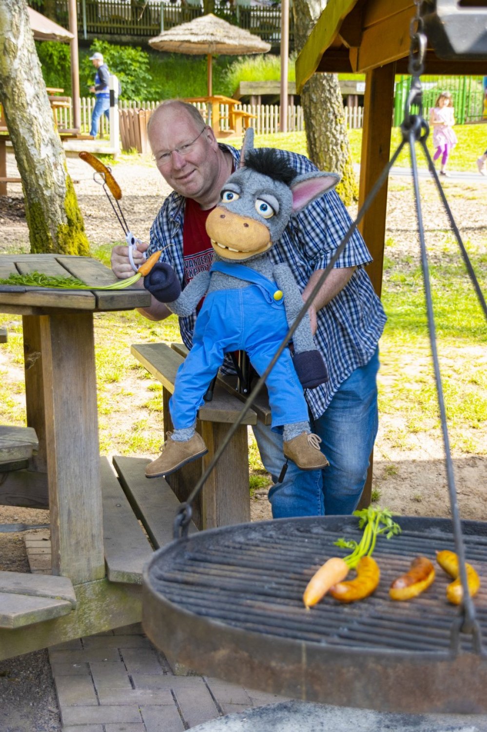 „Dieses Jahr sind im Erlebnispark Steinau die Grillhütten der Hit, finden Parkchef Theo Zwermann und Maskottchen Erli“
