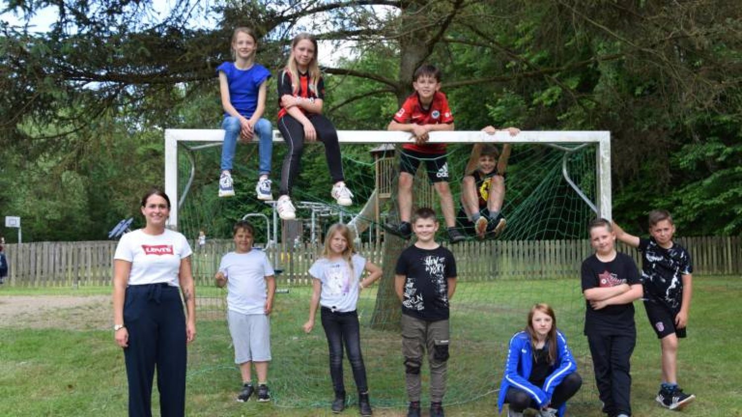 Die Pilotprojekt-Gruppe hat gemeinsam mit Jugendreferentin Christine Kloppke den Raum gestaltet. Ebenso gerne sind die Mädchen und Jungen aber draußen beim Fußballspielen.