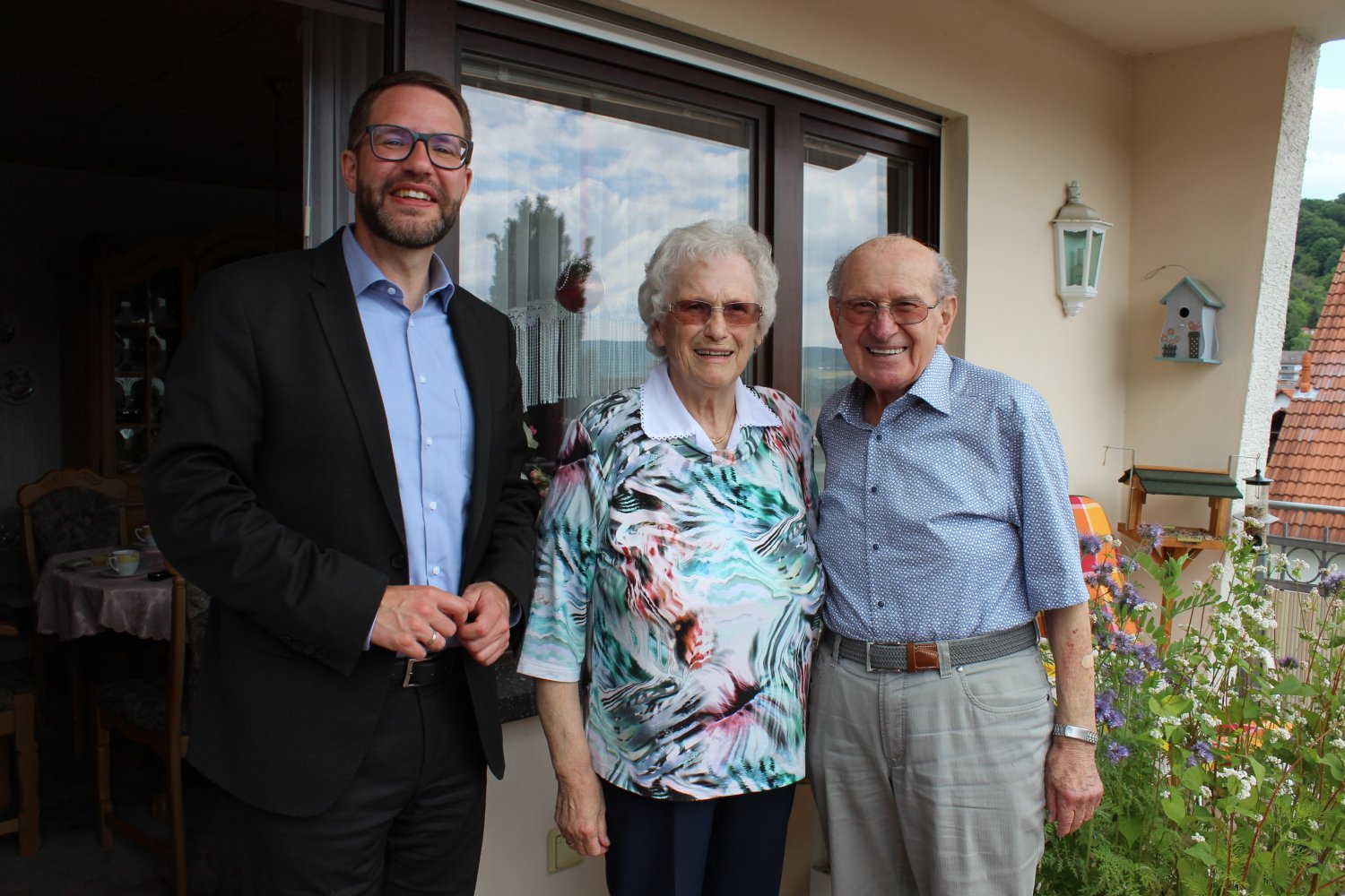 Landrat Thorsten Stolz gratuliert dem Ehepaar Gertrud und Willibald Piesch...