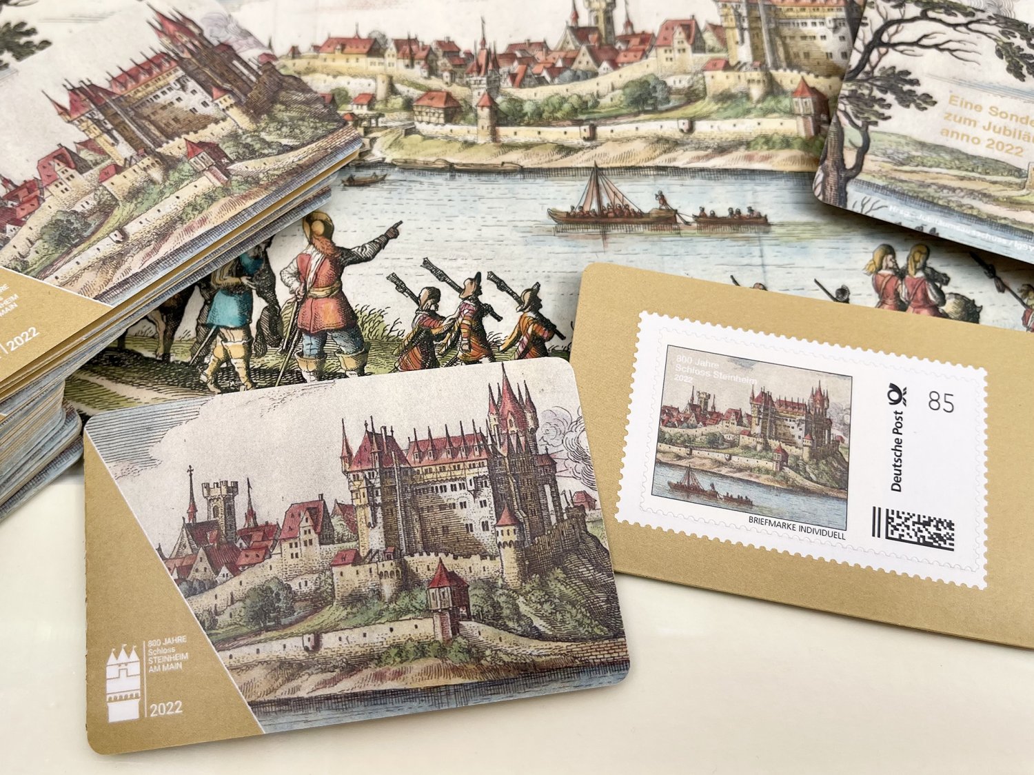 Das aufklappbare Set im praktischen Visitenkarten-Format beinhaltet zwei Sondermarken.