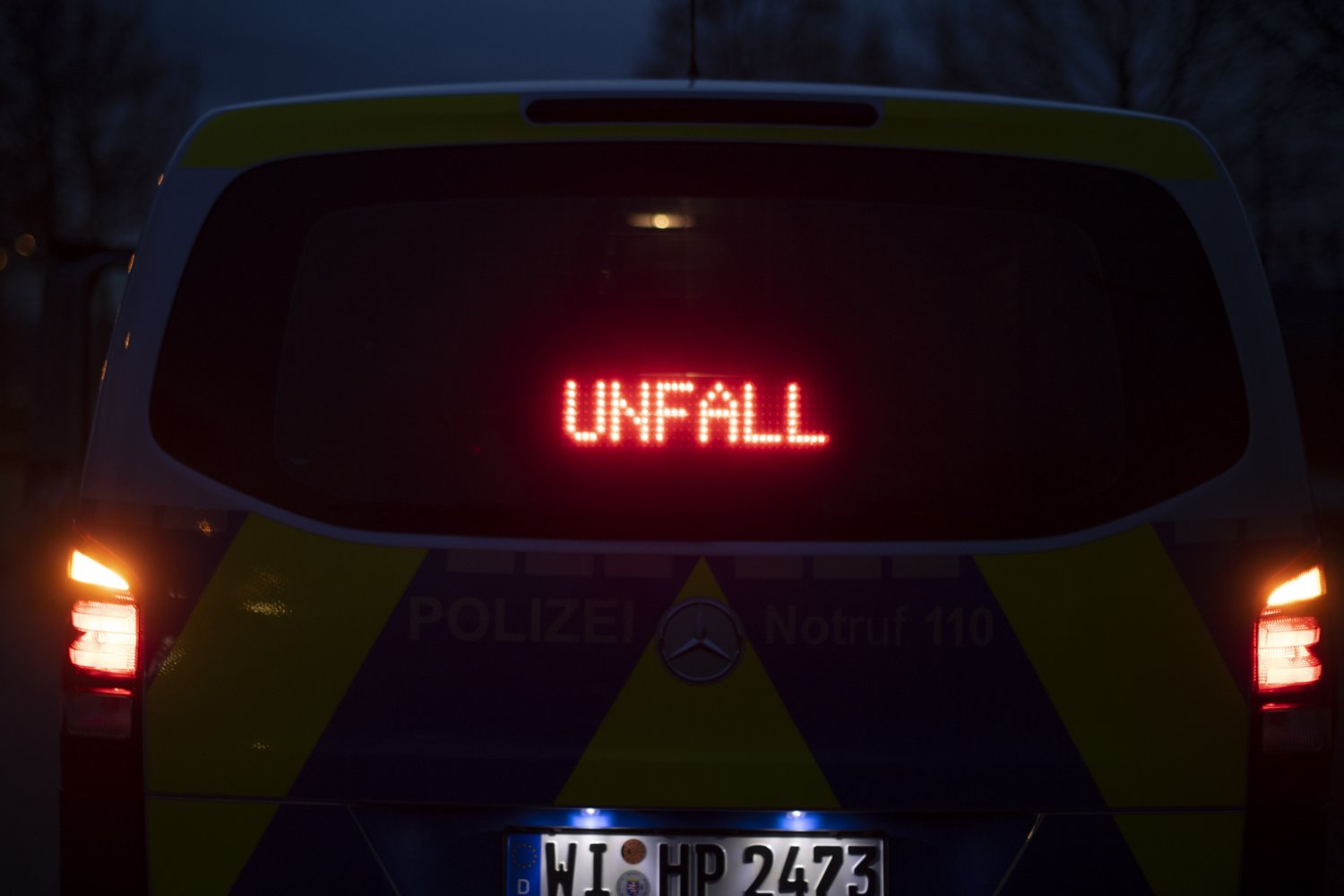 Bei einem Autounfall am späten Mittwochabend auf der Landesstraße 3333 ist ein 38 Jahre alter Mann schwer verletzt worden, ein zweiter Autoinsasse flüchtete zu Fuß von der Unfallstelle.