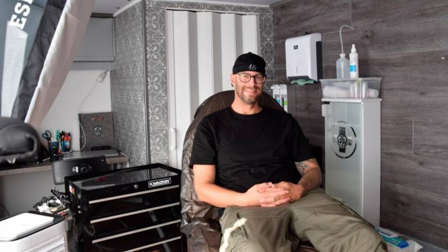 An Stelle von Tobias Hilfenhaus werden künftig die Kunden auf dem Stuhl Platz nehmen, um sich im mobilen Tattoostudio ein Kunstwerk stechen zu lassen.