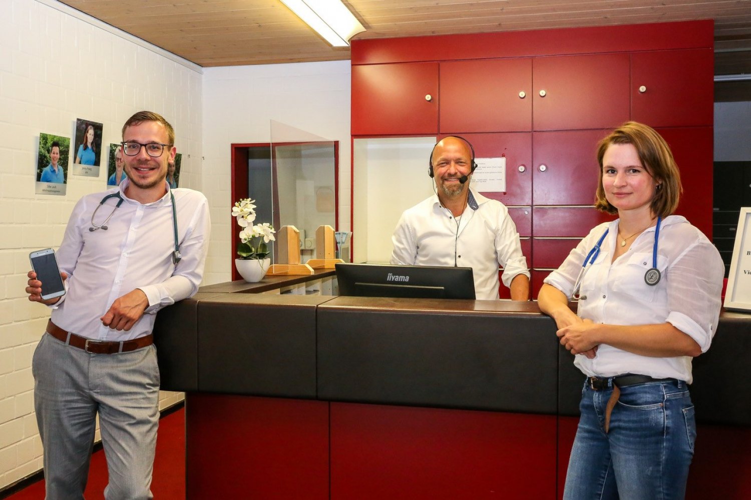 Die Ärzte Ingo Roth (links), Davud Faghih-Zadeh und Zuzana Zimmermann von Häusärzte MKK beschäftigen sich seit Jahren schon mit der Digitalisierung der eigenen Praxen.