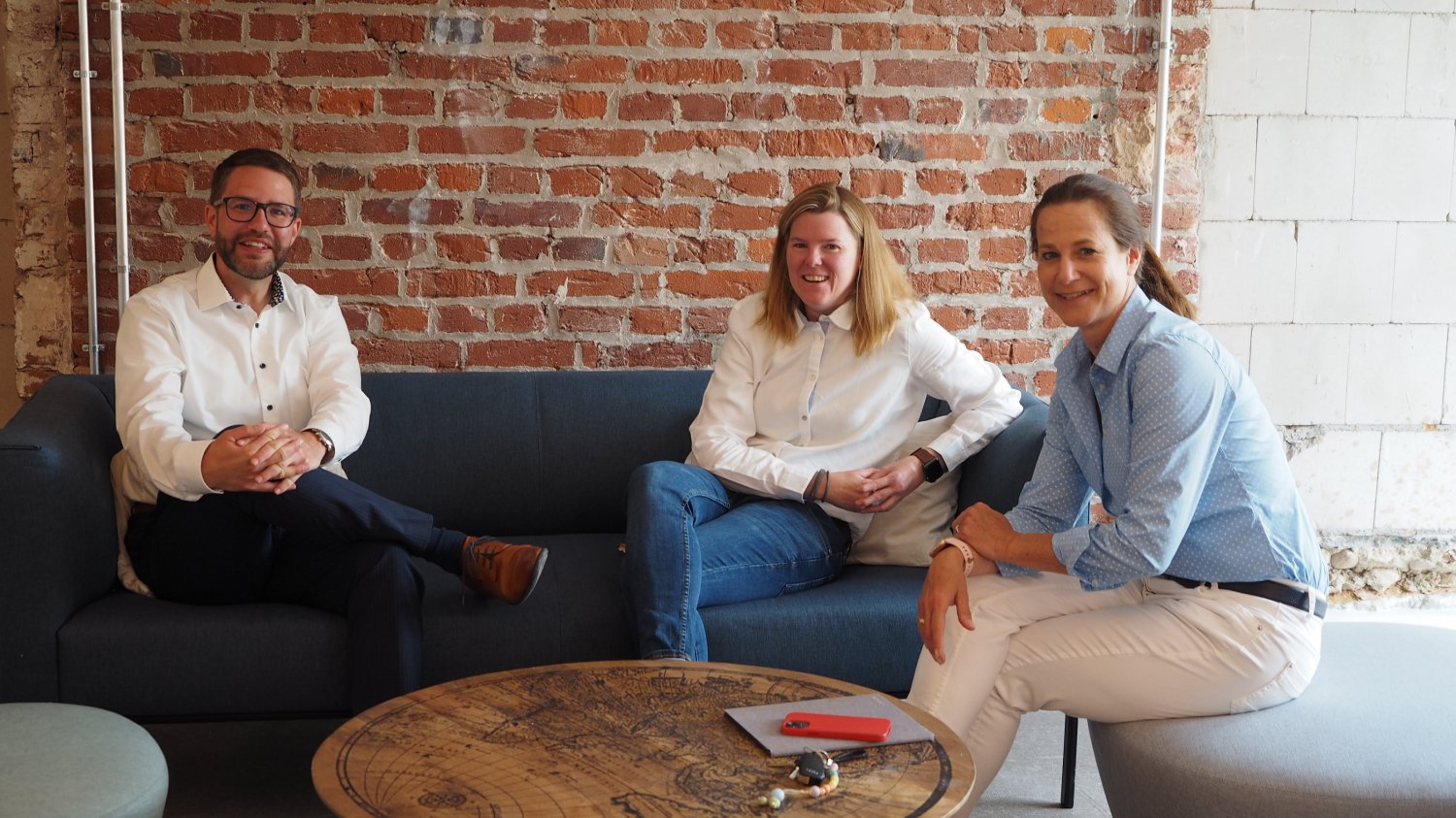 Landrat Thosten Stolz (links) informierte sich im Gespräch mit Daniela Grund (Mitte) und Katja Weinstock (rechts) über die „Plan-D Akademie“ und den Campus „Pioneer Makers““