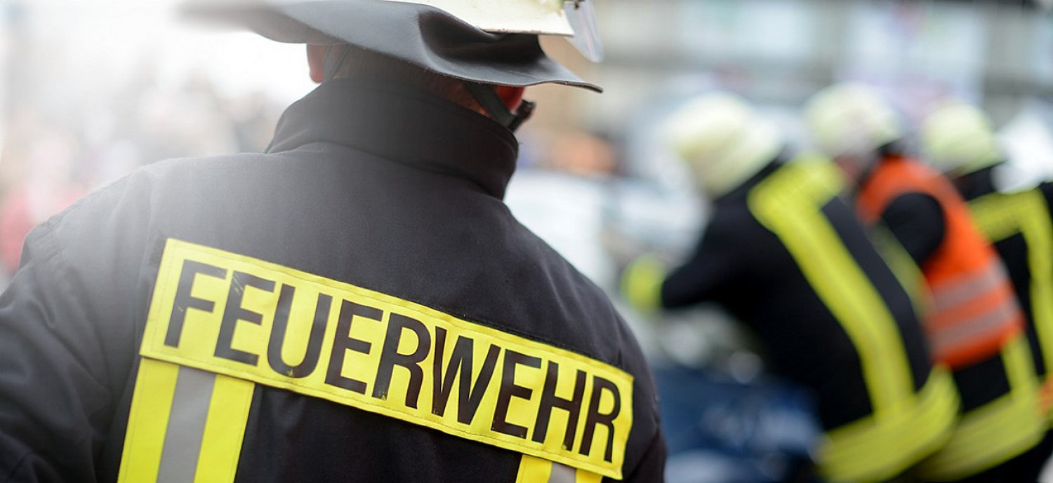 Von der hinzugeeilten Feuerwehr konnte eine Bewohnerin des Hauses nur noch tot geborgen werden.