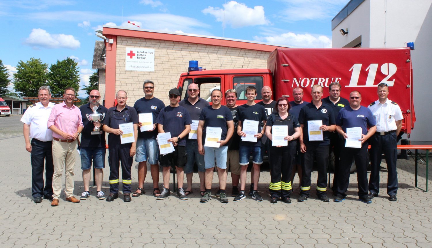 Kreisbrandinspektor Markus Busanni und Landrat Thorsten Stolz überreichten den Pokal sowie Urkunden an Vertreterinnen und Vertreter der Mannschaften (v.li.).