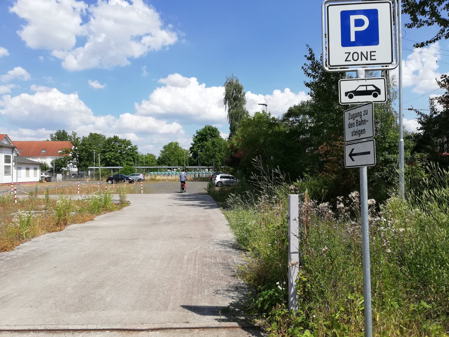 Auf einem Firmengelände am Ende der Max-Planck-Straße stehen weitere kostenlose Parkplätze für Pendler*innen zur Verfügung, die in Maintal-Ost ihr Auto abstellen, um die Bahn zu nutzen