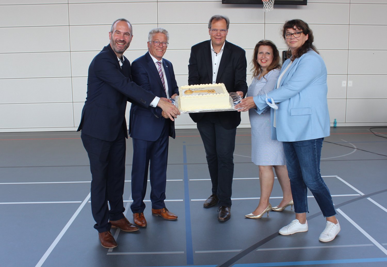 Bei der feierlichen Schlüsselübergabe in Form einer leckeren Torte (von links): Bürgermeister Andreas Bär, Kreisbeigeordneter Winfried Ottmann, Architekt Andreas Schmitt, Schulleiterin Anja Wolf und Schulleiterin Ute Weigold.