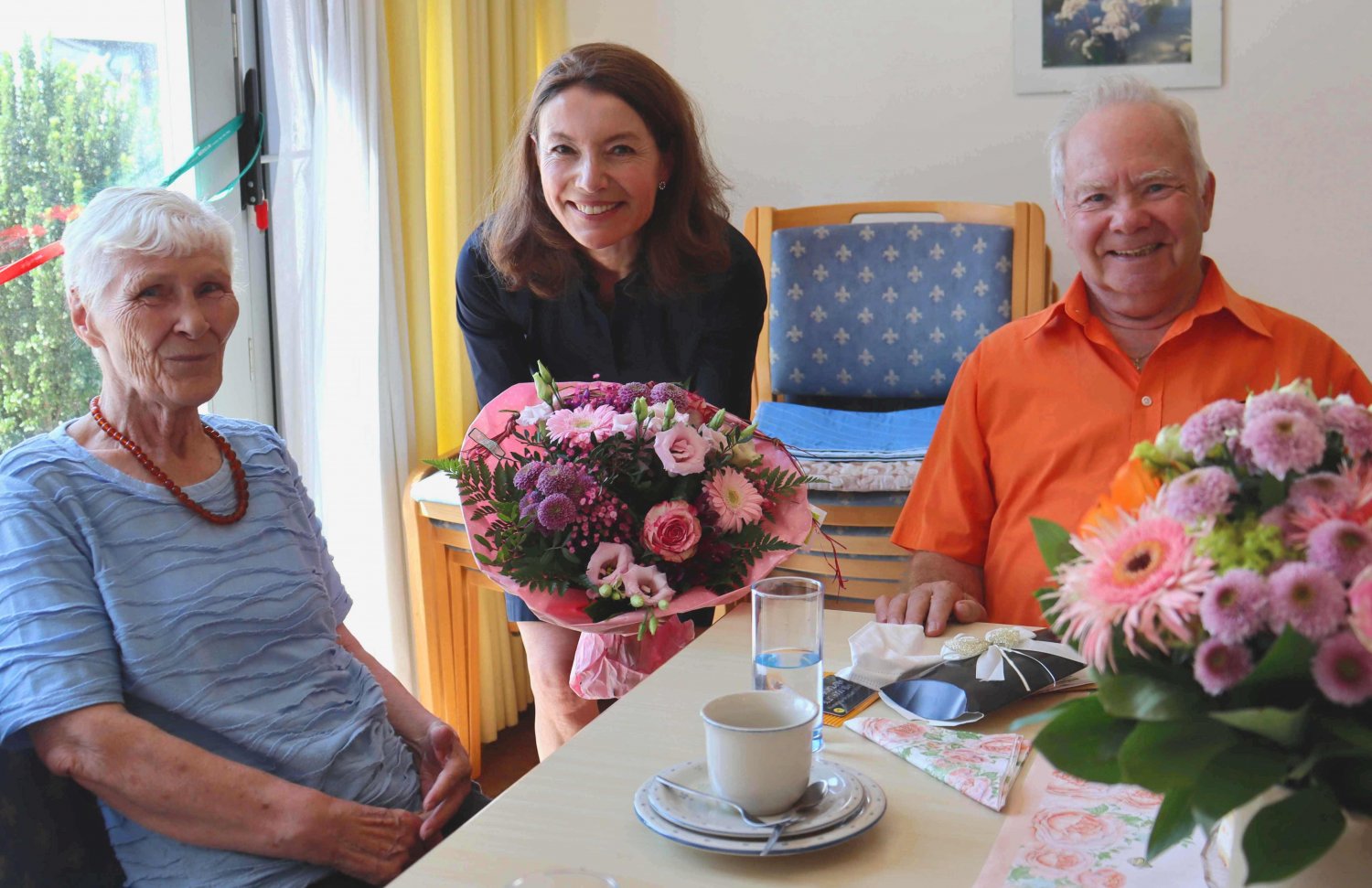Anlässlich der Diamantenen Hochzeit besuchte Bürgermeisterin Monika Böttcher das Ehepaar Hinkel in der Bischofsheimer Betreuungsgruppe und informierte sich über das ehrenamtliche Angebot zur Entlastung pflegender Angehöriger. 