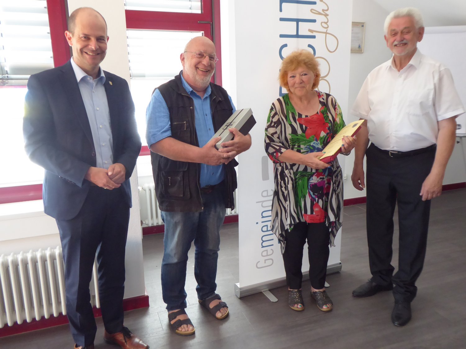 Bürgermeister Dr. Albrecht Eitz (links), Laudator Helmut Kaiser (2.v.l.) und der Gemeindevertretervorsitzende Hugo Klein (rechts) gratulierten Marlies Brandt (2.v.r.) für ihre Auszeichnung.