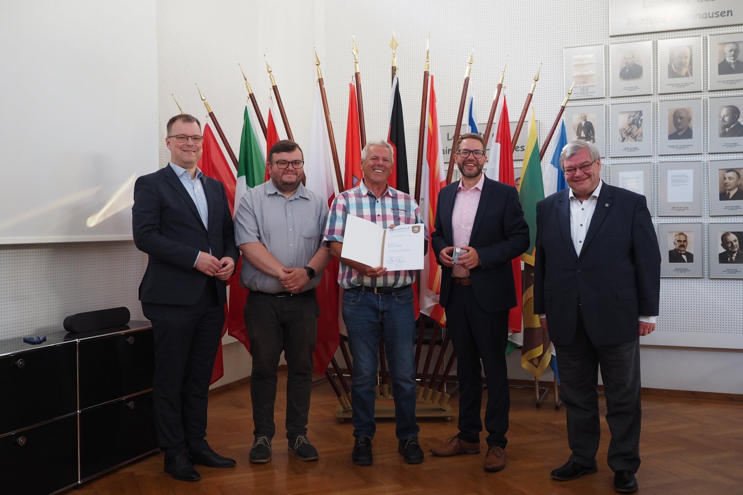 Landrat Thorsten Stolz (2.v.r.), Edwin Noll (Mitte), Bad Orbs Bürgermeister Tobias Weisbecker (rechts), die Antragsteller Michael Kertel (links), Erster Stadtrat Bad Orb und Thomas Schweitzer (2.v.l.) Vorsitzender des Geselligkeitsvereins Viktoria.