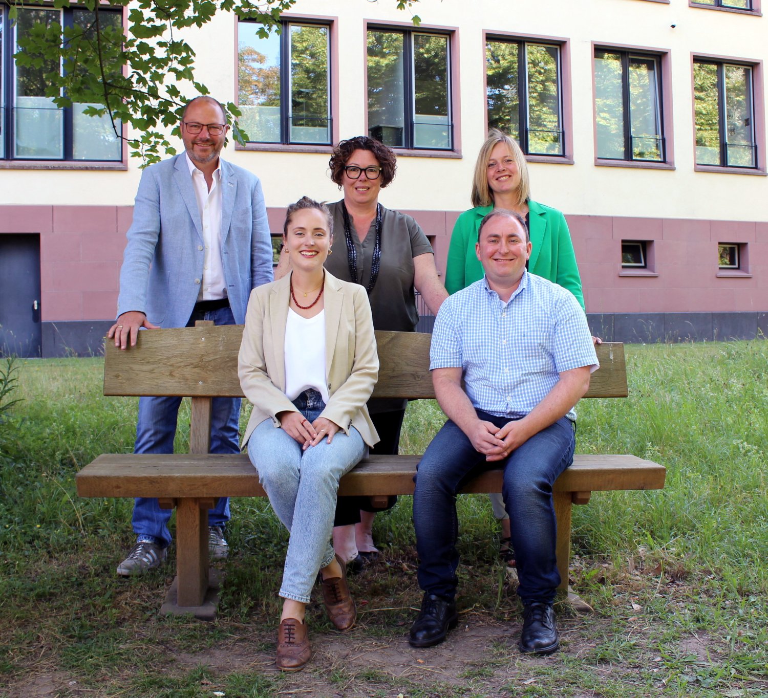 Susanne Simmler (hinten Mitte), Katrin Hess (hinten rechts) und Bernd Leutnant (hinten links), begrüßen den neuen Klimaschutzmanager André Schnatz und seine Mitarbeiterin Tamara Rexroth.