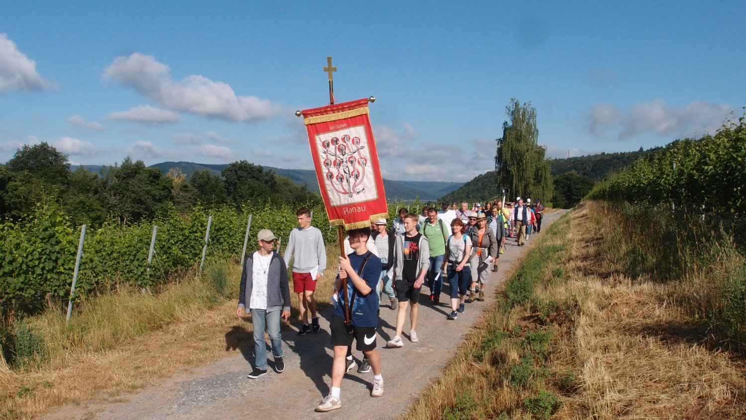 Die Wallfahrer beim Beten und Singen unterwegs.
