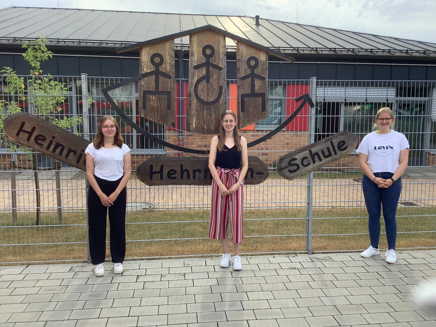 V.l.n.r.: Die Freiwilligen Sarah-Luise Stern, Megan Pfeifer und Paulina Kulla. Lisa-Marie Kuhn, Hannah Schröder und Laura Stern fehlen.