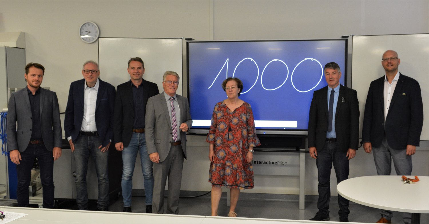 Von rechts: Jan Möller (IT-Beauftragter Kinzig-Schule), Schulleiter Karsten Günder, Bettina Fest (Ltg. Berufliches Gymnasium), Kreisbeigeordneter Winfried Ottmann, Carsten Grosch und Joachim Kiwitz (Amt für Digitalisierung, IT und eGovernment).