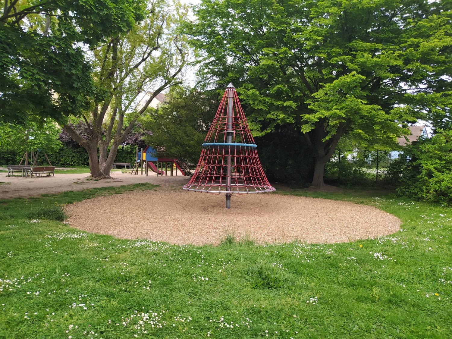 Auf dem Brüder-Grimm-Spielplatz an der Bahnhofstraße in Dörnigheim wird ein inklusiver Kletterparcours entstehen, um die Spielfläche aufzuwerten.
