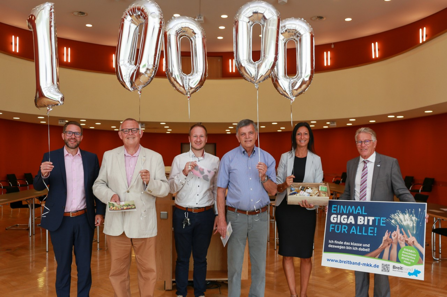 ie alle freuen sich (von links): Landrat Thorsten Stolz (links), Simone Roth und Winfried Ottmann (rechts) über die 10.000 Gigabit-Bestellungen, Ludger Fröhle, Sascha Kling und Manfred Röder (weiter von links) über ihre Gewinne.