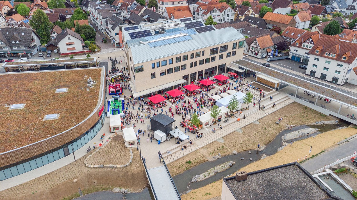 In Bruchköbel hat die Schoofs Immobilien GmbH Frankfurt mitten im Stadtzentrum ein neues Stadthaus, einen Rewe-Supermarkt sowie eine Tiefgarage gebaut. Das Unternehmen fungierte als Generalunternehmer.