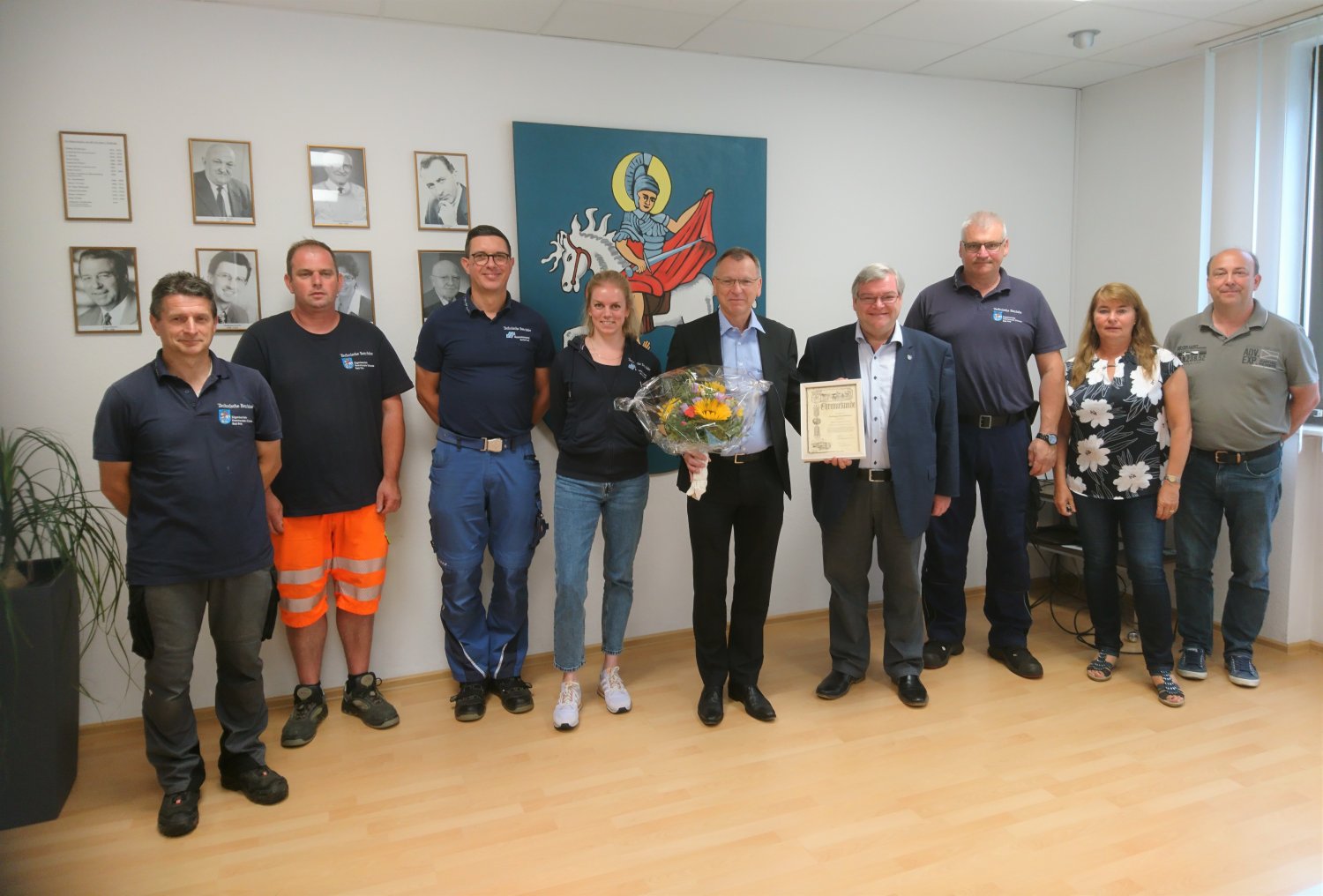 Feierstunde im Bad Orber Rathaus (v.l.): Matthias Dickert, Markus Kalweit, Marcus Unger, Dorina Wirsing, Jubilar Manfred Walter, Bürgermeister Tobias Weisbecker, Thomas Rieger, Sabine Mühl & Patrick Aulbach.
