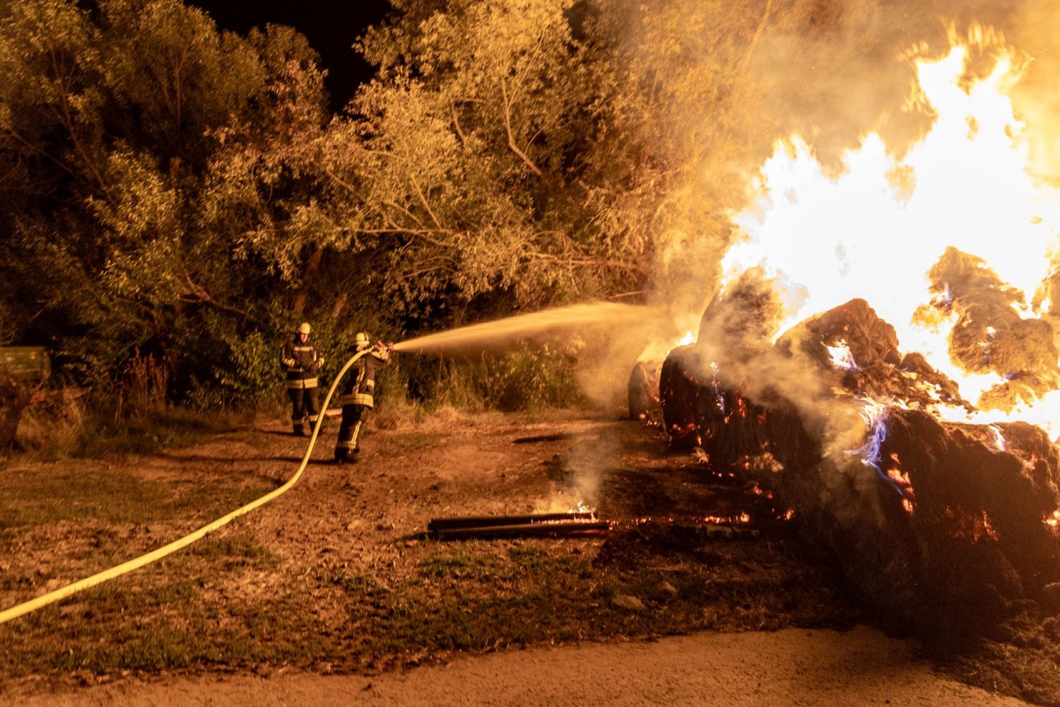 Gegen 22.50 Uhr wurden den Rettungskräften mehrere brennende Heuballen in der Feldgemarkung zwischen Aufenau und Neudorf in der Nähe eines Reiterhofes gemeldet.