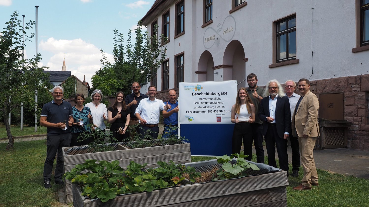 Landrat Stolz gratulierte Toralf Knauth. Zu den Gästen zählten zudem Bernd Löffert, Dr. Marion Beil, Angelika Schichtel, Maren Haase, Matthias Eckardt, Tobias Wagner, Mara Fingerhut, Jan Rüffer, Joachim Pfannmüller, und Bernhard Schum.