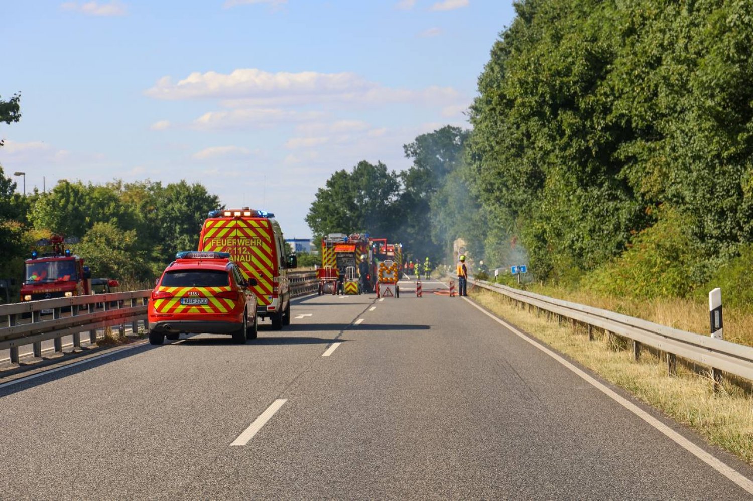 Das brennende Auto löste einen Böschungsbrand aus.