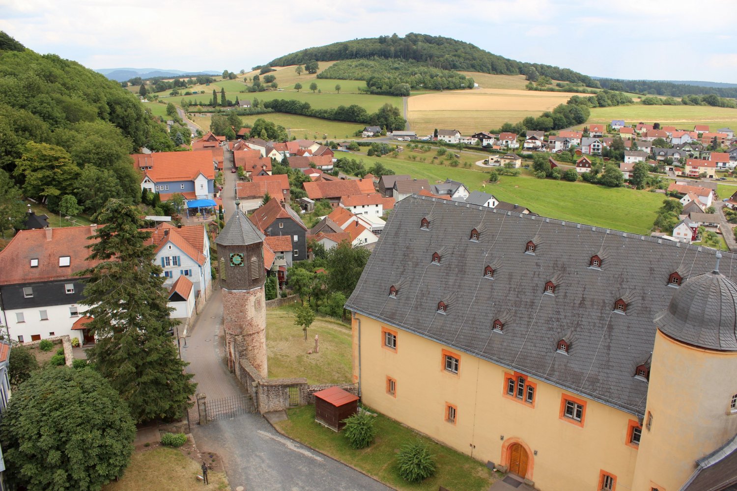 Sowohl die Burg Schwarzenfels in Sinntal als auch die Ronneburg in der gleichnamigen Gemeinde sind lohnende Ausflugsziele in der Nähe.