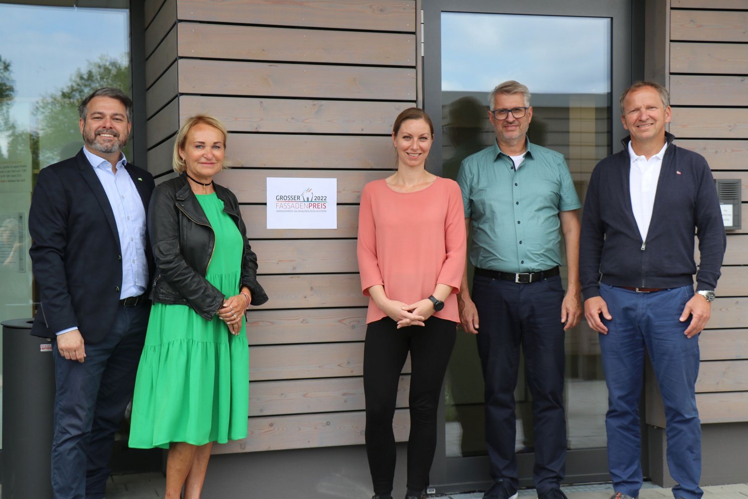  Freuen sich über die Auszeichnung für die Kita „Wiesenzwerge“ (von links): Bürgermeister Daniel Chr. Glöckner, Esther Hummel, Kita-Leitung Anita Paradies, Peter Hartmannsberger und Bernd Winter.